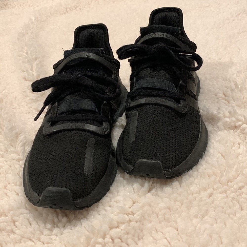 ADIDAS SHOES! 🖤👟 - Picture 3 of 8
